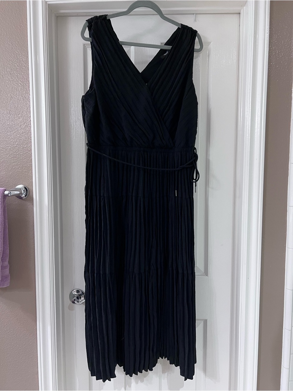 Sleeveless Black V-Neck Pleated Midi Dress